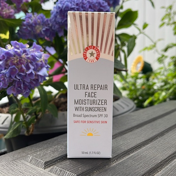 First Aid Beauty - Ultra Repair Face Moisturizer with Sunscreen SPF 30 - Picture 9 of 12